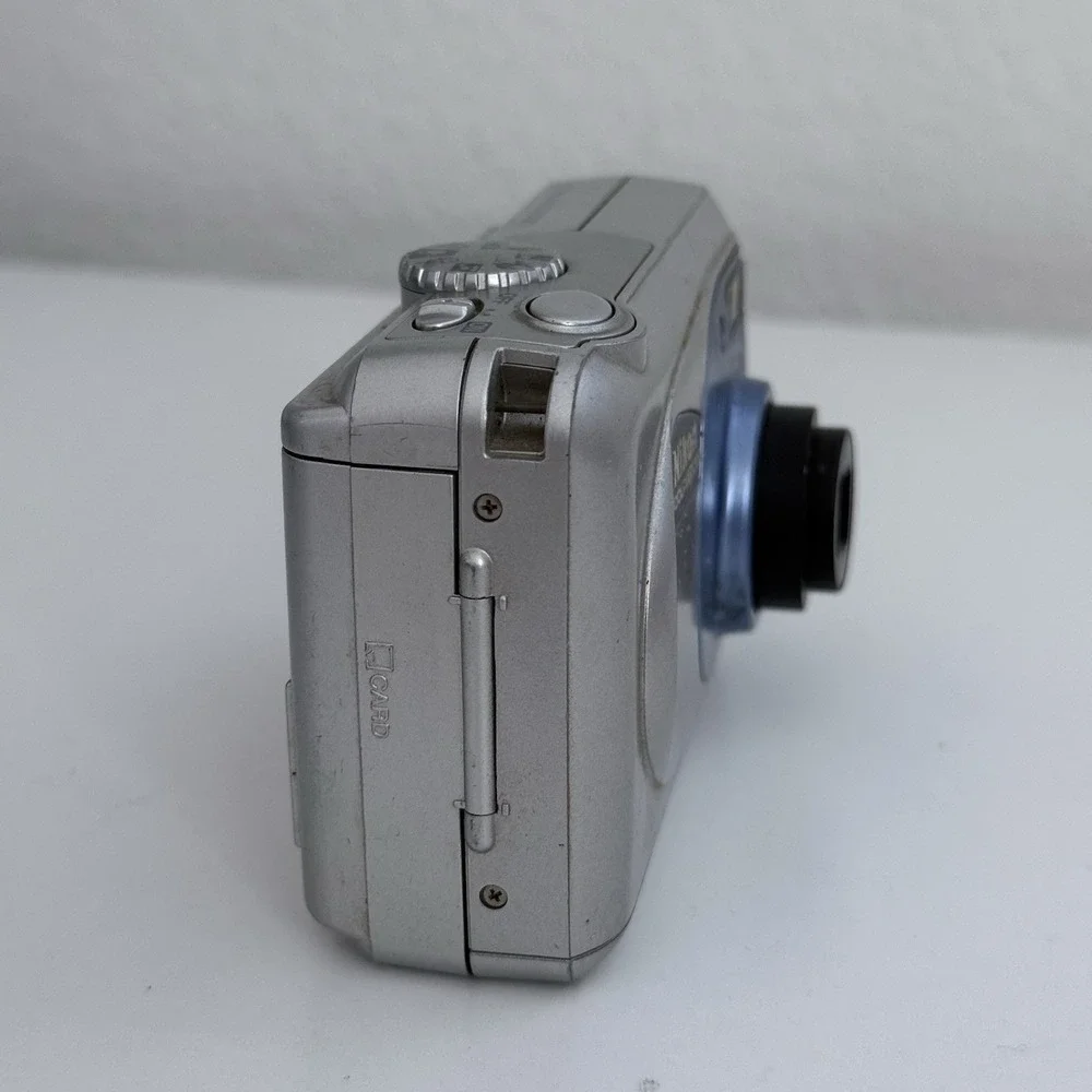 Nikon Coolpix 2000 Digital CAMERA ONLY AA Battery NOT INCLUDED TURNS ON